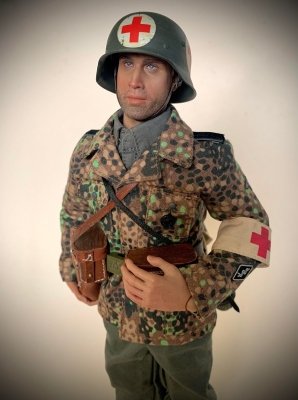 Sanitariusz z 17. SS Panzergrenadier Division.