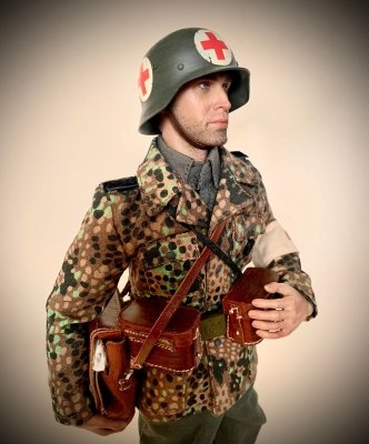 Sanitariusz z 17. SS Panzergrenadier Division.