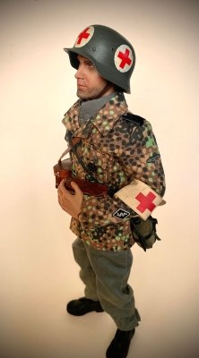 Sanitariusz z 17. SS Panzergrenadier Division.