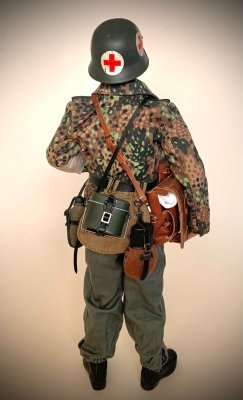 Sanitariusz z 17. SS Panzergrenadier Division.