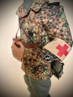 Sanitariusz z 17. SS Panzergrenadier Division.