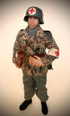 Sanitariusz z 17. SS Panzergrenadier Division.