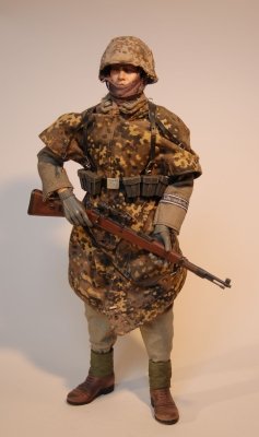 Scharfschütze z 17. SS Panzergrenadier Division.