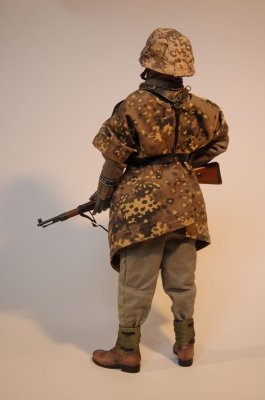 Scharfschütze z 17. SS Panzergrenadier Division.