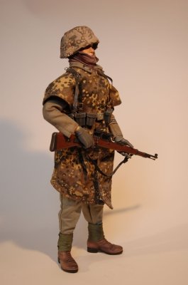 Scharfschütze z 17. SS Panzergrenadier Division.