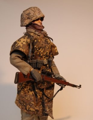 Scharfschütze z 17. SS Panzergrenadier Division.