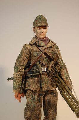 Żołnierz z nieznanej jednostki Waffen SS.