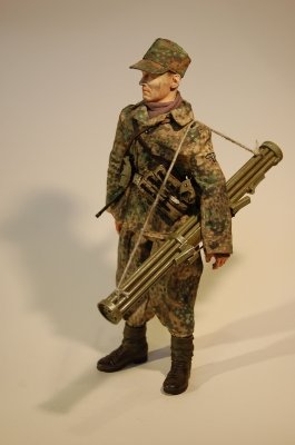 Żołnierz z nieznanej jednostki Waffen SS.