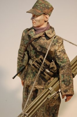 Żołnierz z nieznanej jednostki Waffen SS.