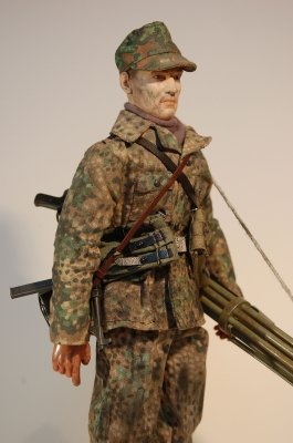 Żołnierz z nieznanej jednostki Waffen SS.