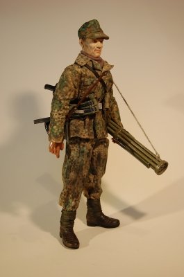 Żołnierz z nieznanej jednostki Waffen SS.