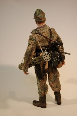 Żołnierz z nieznanej jednostki Waffen SS.