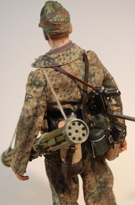 Żołnierz z nieznanej jednostki Waffen SS.
