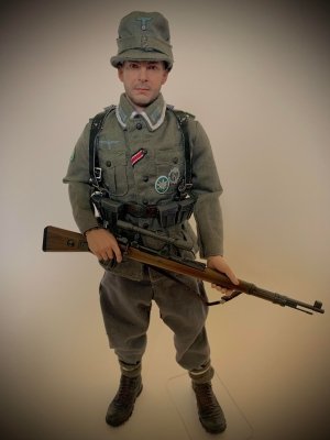 Scharfschütze z 3. Gebirgsjager Division.