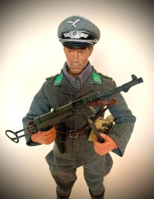 Porucznik z 12. Luftwaffe Feld Division.