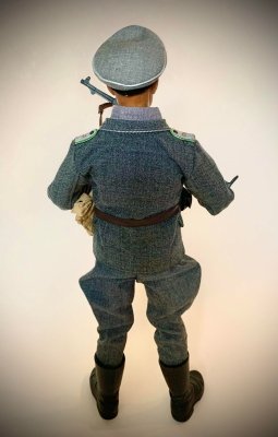 Porucznik z 12. Luftwaffe Feld Division.