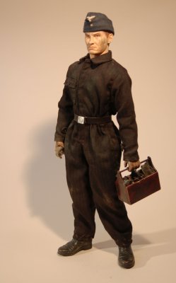 Żołnierz personelu naziemnego (mechanik).