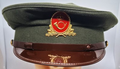 Uniformslue med skygge for postbud