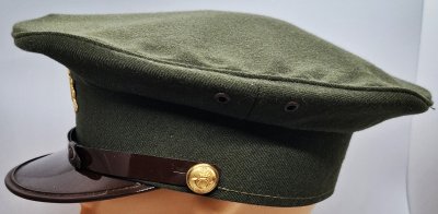 Uniformslue med skygge for postbud