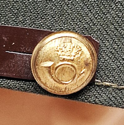 Uniformslue med skygge for postbud