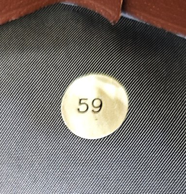 Uniformslue med skygge for postbud