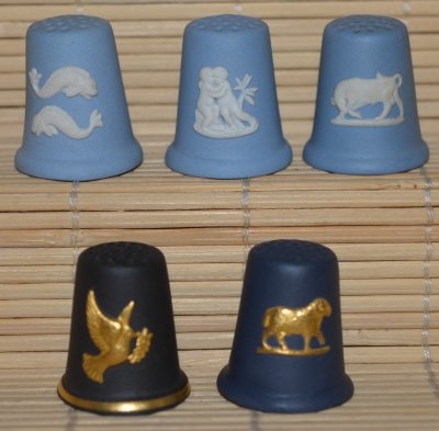 Naparstki wytwórni Wedgwood z kamionki jaspisowej