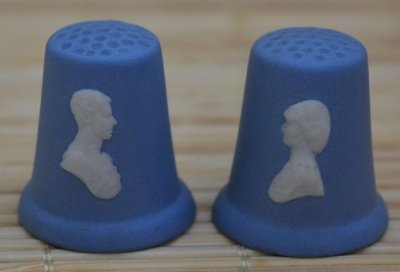 Naparstki wytwórni Wedgwood z kamionki jaspisowej