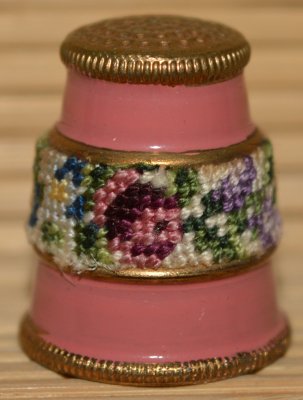 Naparstki metalowe z haftem