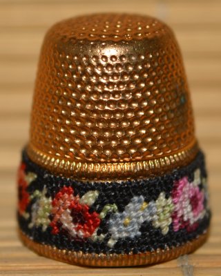 Naparstki metalowe z haftem