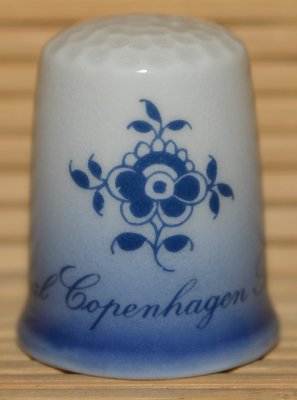 50 naparstków z sygnaturami domów porcelany